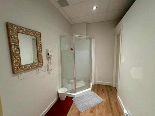 Montreal Sophistication & Style - Newly Renovated : photo 8 de la chambre chambre familiale deluxe