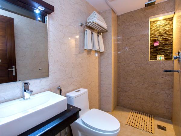 Kathmandu Suite Home : photo 2 de la chambre chambre lits jumeaux avec balcon