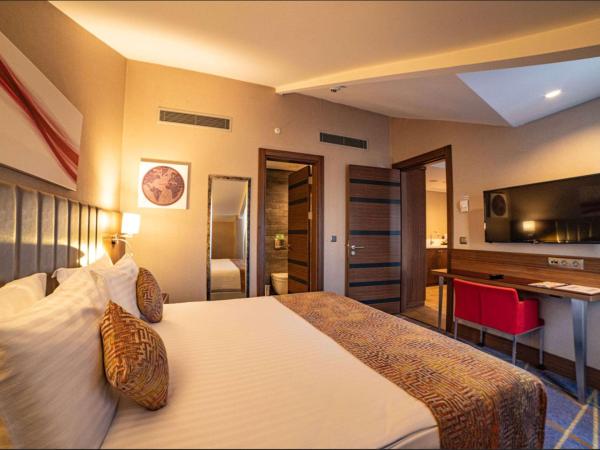 Ramada by Wyndham Istanbul Alibeykoy : photo 1 de la chambre suite junior avec balcon