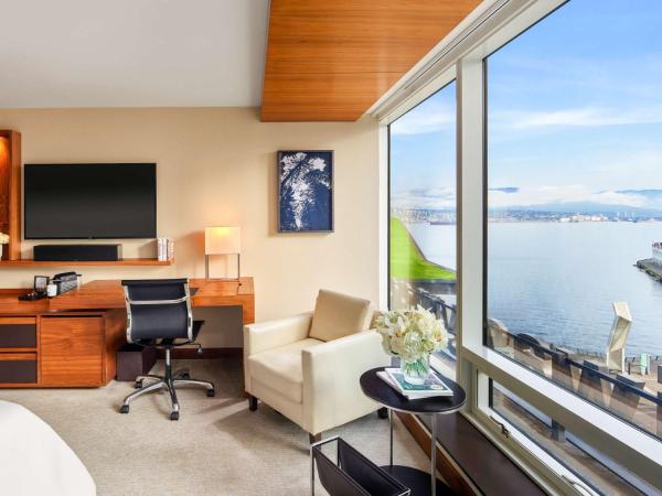 Fairmont Pacific Rim : photo 1 de la chambre chambre lit king-size de luxe - vue partielle sur port