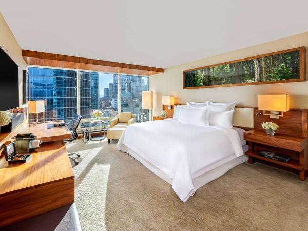 Fairmont Pacific Rim : photo 2 de la chambre chambre lit king-size de luxe - vue partielle sur port