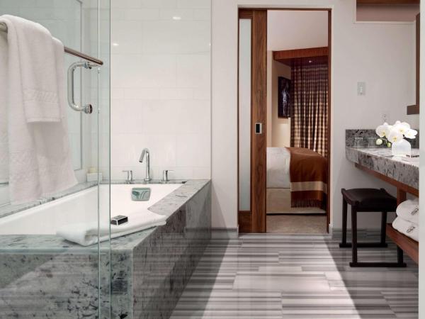 Fairmont Pacific Rim : photo 2 de la chambre chambre lit king-size signature - vue sur port et montagne