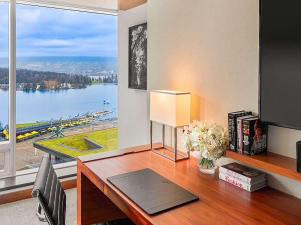 Fairmont Pacific Rim : photo 3 de la chambre chambre lit king-size signature - vue sur port et montagne