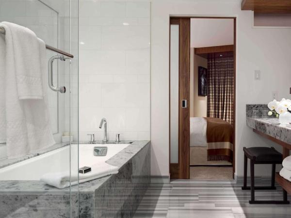 Fairmont Pacific Rim : photo 3 de la chambre chambre signature avec 2 lits queen-size – vue sur port et montagne