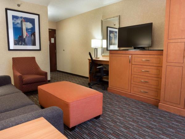 Drury Inn and Suites St Louis Union Station : photo 1 de la chambre suite lit king-size avec canapé-lit