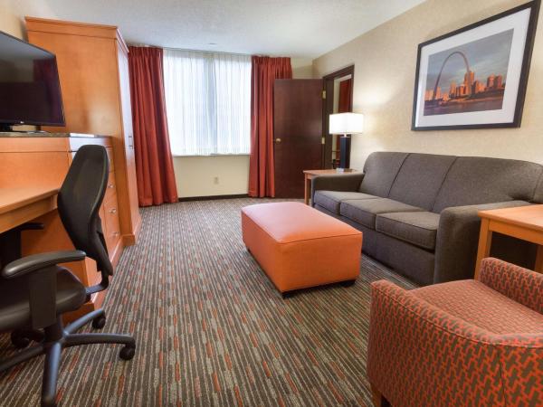 Drury Inn and Suites St Louis Union Station : photo 2 de la chambre suite lit king-size avec canapé-lit