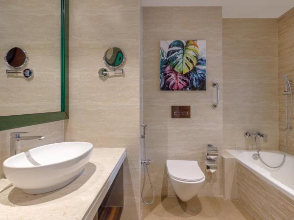 Holiday Inn Resort Kathmandu Budhanilkantha, an IHG Hotel : photo 4 de la chambre suite lit king-size - vue sur montagne