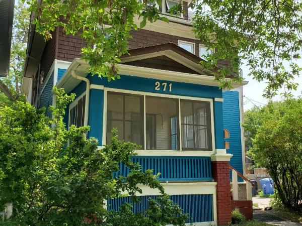 Merj's Guest House in Wolesly : photo 1 de la chambre chambre lit queen-size deluxe