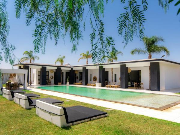 Villatina suite TIZNIT : photo 4 de la chambre chambre lit king-size - vue sur piscine 