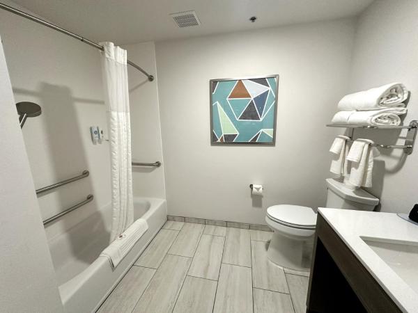 Comfort Suites at Tucson Mall : photo 5 de la chambre suite avec lit king-size pour personnes à mobilité réduite - non-fumeurs