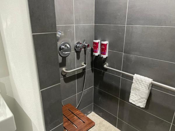 The Midtowner Hotel, SureStay Collection by Best Western : photo 6 de la chambre chambre lit king-size avec douche accessible en fauteuil roulant - adaptée aux personnes à mobilité réduite - non-fumeurs