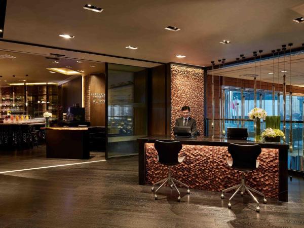 JW Marriott Hotel Hong Kong : photo 2 de la chambre chambre exécutive avec lit king-size et accès au salon exécutif - vue sur montagnes