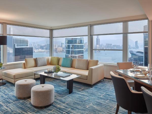 JW Marriott Hotel Hong Kong : photo 3 de la chambre suite hong kong avec 2 lits doubles et accès au salon exécutif