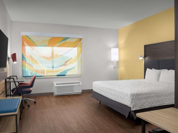 Tru By Hilton Jacksonville Airport : photo 3 de la chambre chambre lit king-size avec baignoire - accessible aux personnes à mobilité réduite