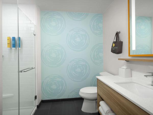 Tru By Hilton Jacksonville Airport : photo 5 de la chambre chambre lit king-size avec douche à l'italienne