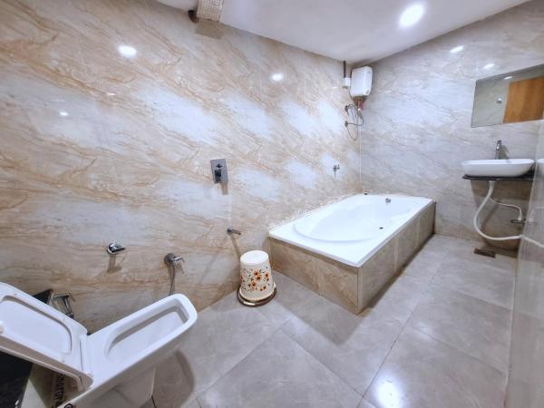 Hotel Green Tree : photo 2 de la chambre chambre double deluxe avec baignoire