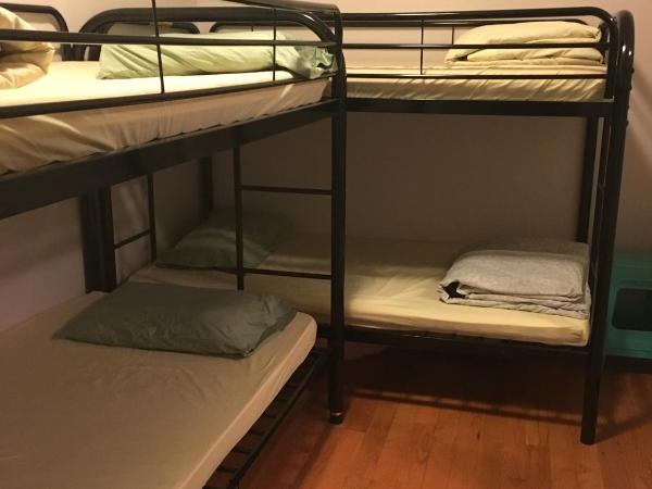 Chrystie Street Apartments : photo 3 de la chambre chambre avec 4 lits simples dans appartement 3 chambres à partager