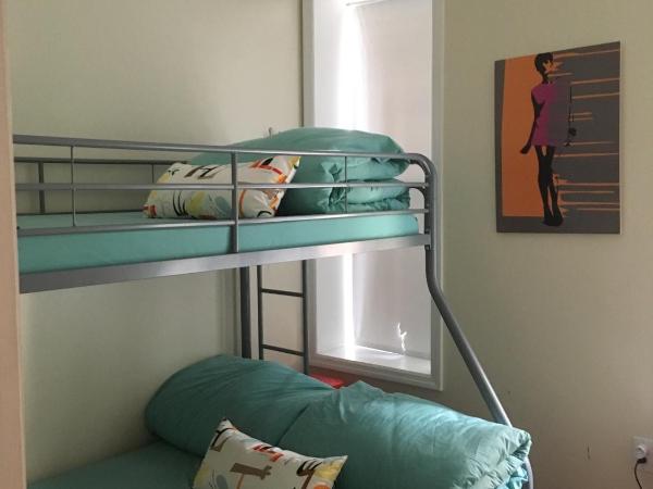 Chrystie Street Apartments : photo 4 de la chambre chambre avec lit simple et lit double dans appartement 3 chambres à partager