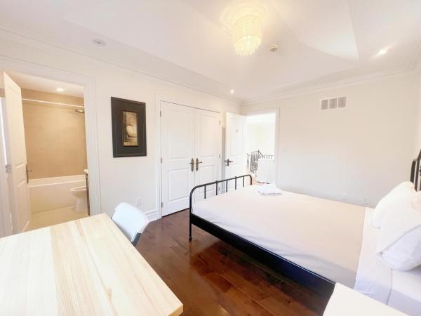 Vihome-104-Beautiful house near North York Center : photo 2 de la chambre chambre double avec salle de bains privative