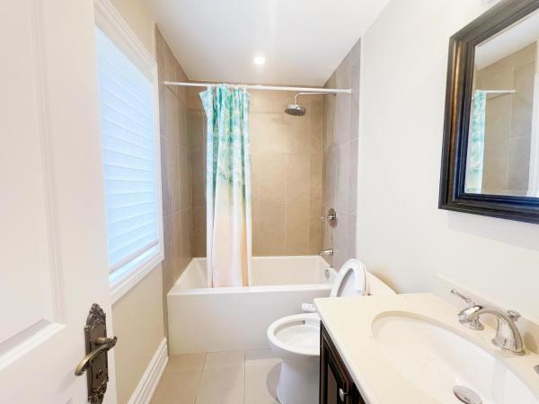 Vihome-104-Beautiful house near North York Center : photo 4 de la chambre chambre double avec salle de bains privative