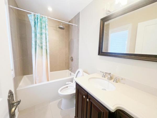 Vihome-104-Beautiful house near North York Center : photo 5 de la chambre chambre double avec salle de bains privative