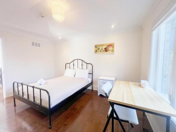 Vihome-104-Beautiful house near North York Center : photo 6 de la chambre chambre double avec salle de bains privative