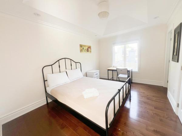 Vihome-104-Beautiful house near North York Center : photo 9 de la chambre chambre double avec salle de bains privative