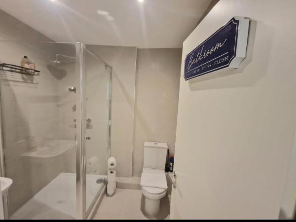 En-suites Suites - Leeds City Retreat with Kitchenette- LGI Hospital- University - Contractors - Short Stays : photo 5 de la chambre chambre double deluxe avec douche