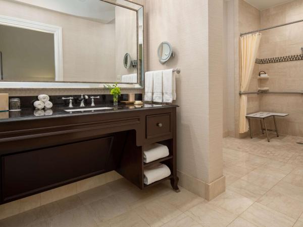 The Roosevelt Hotel New Orleans - Waldorf Astoria Hotels & Resorts : photo 3 de la chambre chambre lit king-size de luxe avec douche accessible en fauteuil roulant - adaptée aux personnes à mobilité réduite