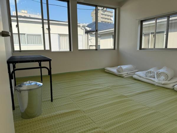 Wholeearth Ryokan Hiroshima : photo 1 de la chambre chambre triple avec salle de bains commune