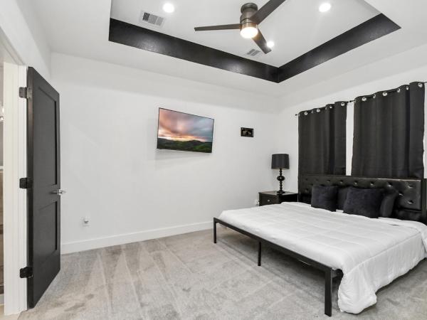 Cozy 3 Bedroom Townhouse in the Heart of Houston : photo 5 de la chambre chambre lit king-size avec baignoire spa