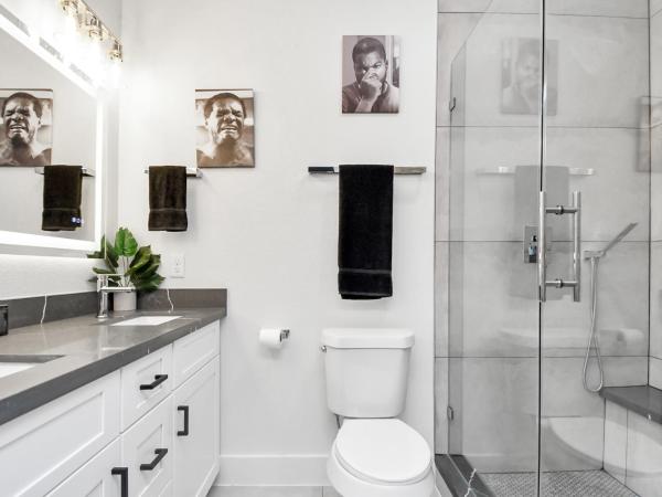 Cozy 3 Bedroom Townhouse in the Heart of Houston : photo 2 de la chambre chambre lit king-size avec baignoire spa