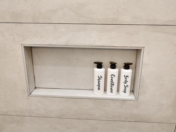 Cozy 3 Bedroom Townhouse in the Heart of Houston : photo 3 de la chambre chambre lit king-size avec baignoire spa