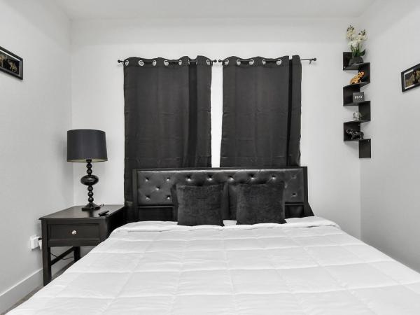 Cozy 3 Bedroom Townhouse in the Heart of Houston : photo 1 de la chambre chambre lit king-size avec baignoire spa