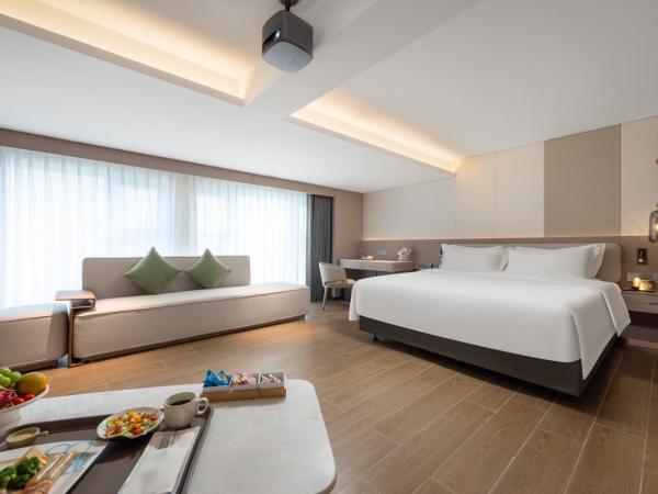 Sunflower Hotel & Residence, Shenzhen : photo 6 de la chambre deluxe queen roomaudio-visual king bedroom（hundred inches screen projection）