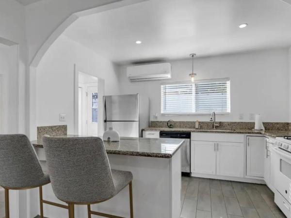 Luxury Mid City Home With Firepit : photo 3 de la chambre appartement premium 1 chambre