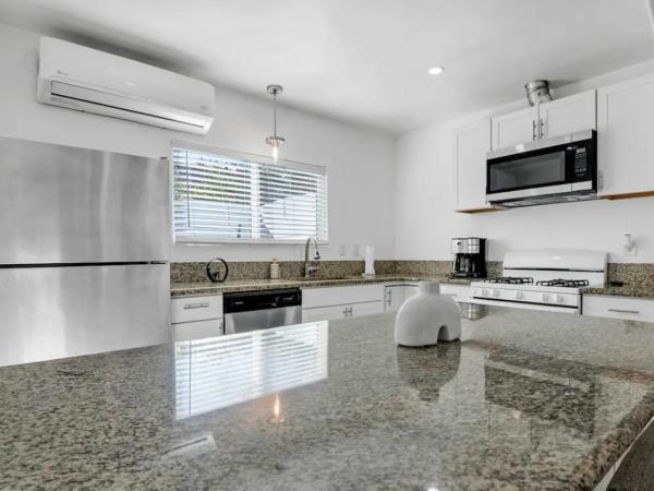 Luxury Mid City Home With Firepit : photo 6 de la chambre appartement premium 1 chambre