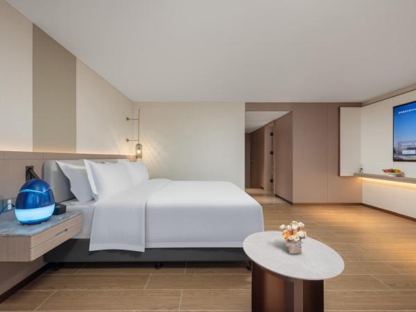 Sunflower Hotel & Residence, Shenzhen : photo 2 de la chambre view sleep king bedroom（healthy sleep-conducive oxygen bar，landmark view）