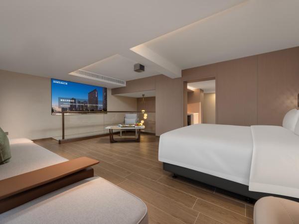 Sunflower Hotel & Residence, Shenzhen : photo 2 de la chambre view audio-visual king bedroom（landmark view，huge screen projection）