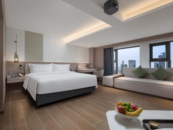 Sunflower Hotel & Residence, Shenzhen : photo 1 de la chambre view audio-visual king bedroom（landmark view，huge screen projection）