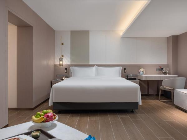 Sunflower Hotel & Residence, Shenzhen : photo 3 de la chambre view audio-visual king bedroom（landmark view，huge screen projection）