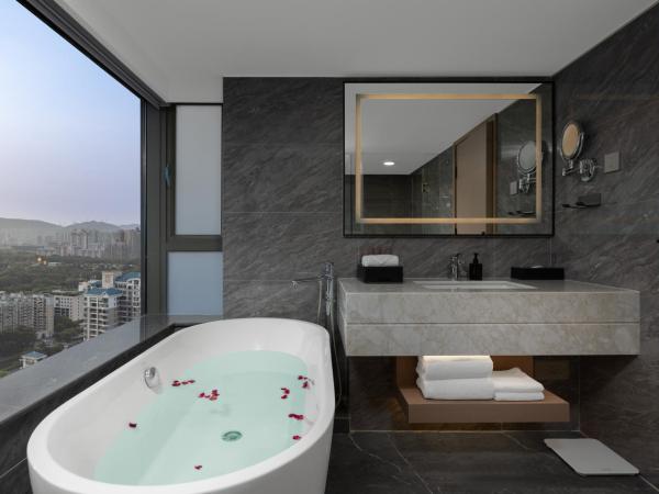 Sunflower Hotel & Residence, Shenzhen : photo 8 de la chambre view audio-visual king bedroom（landmark view，huge screen projection）