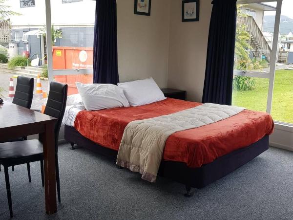 All Seasons Holiday Park : photo 1 de la chambre bungalow basique avec salle de bains séparée commune