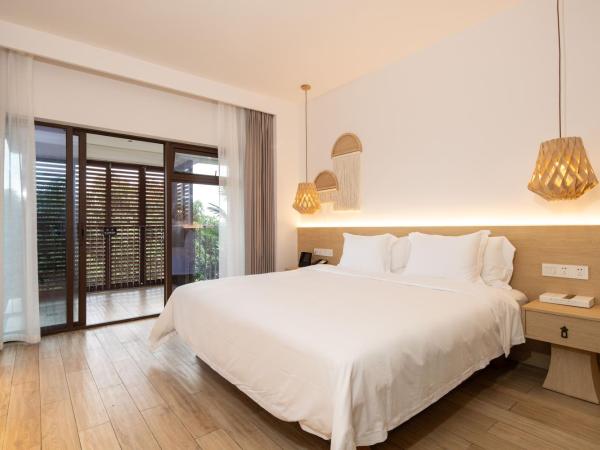 三亚瞻云精选酒店 The Yun Collection Sanya : photo 2 de la chambre chambre lit king-size et vue sur la montagne