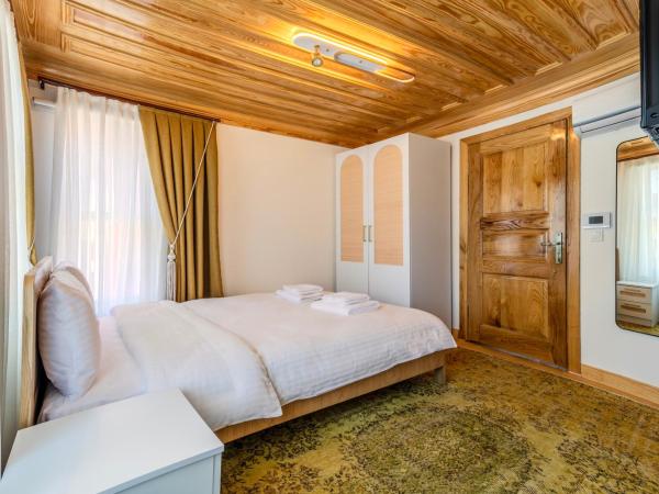 Evra Suites Hotel : photo 5 de la chambre chambre lit king-size avec balcon