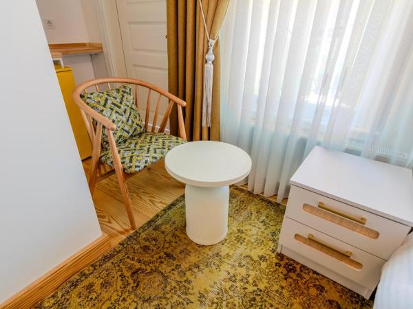 Evra Suites Hotel : photo 6 de la chambre chambre lit king-size avec balcon