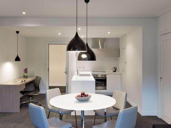 The Como Melbourne : photo 1 de la chambre appartement 1 chambre avec lit king-size et kitchenette 