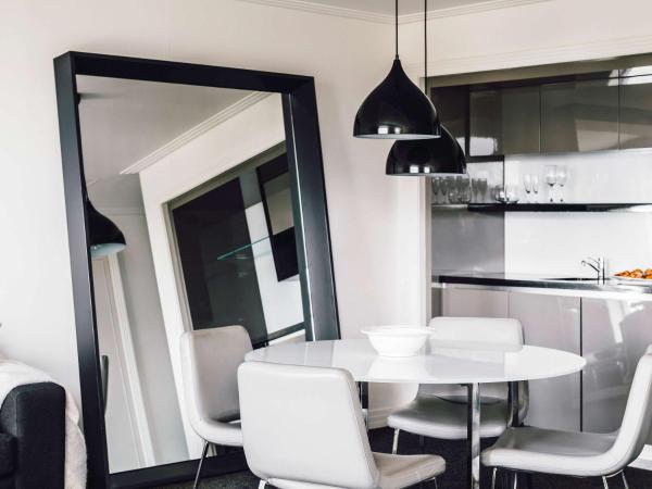 The Como Melbourne : photo 2 de la chambre appartement 1 chambre avec lit king-size et kitchenette 