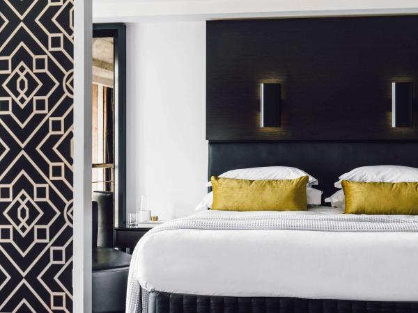 The Como Melbourne : photo 2 de la chambre gold penthouse with one king bed and balcony