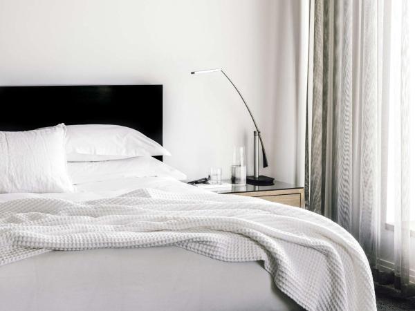The Como Melbourne : photo 5 de la chambre chambre lit king-size deluxe avec baignoire spa